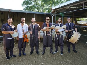 Kurban Bayramı öncesi kuzularına sıra gecesi yaptı
