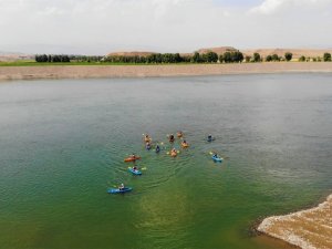 Bingöl’de öğrenciler, pandeminin stresini kanoyla kürek çekerek attı