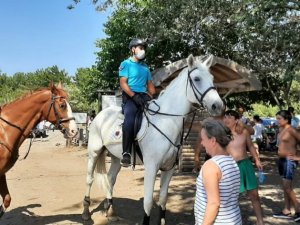 Kuşadası’ndaki milli parkın sahilleri atlı jandarma timine emanet