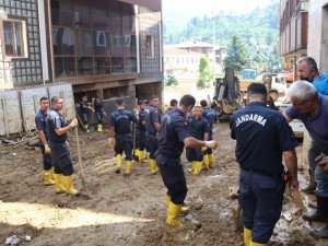 Selin vurduğu Rize’nin Güneysu ilçesinde jandarma ekipleri temizlik çalışmalarına destek veriyor