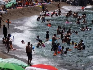 Hava sıcaklığı 28 dereceye ulaştı, vatandaş plaja akın etti