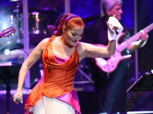 Tarihi mekanda Candan Erçetin rüzgarı