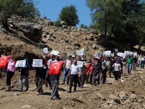 Köylüler, ’Arazimize çökmek istiyorlar’ deyip kadın-erkek sokağa döküldü