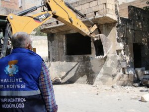 Riskli binalar tek tek yıkılıyor