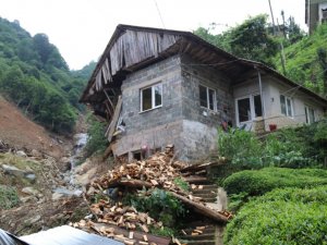 Bakan Murat Kurum, selin dehşet anlarının yaşandığı Ballıdere köyünde incelemelerde bulundu