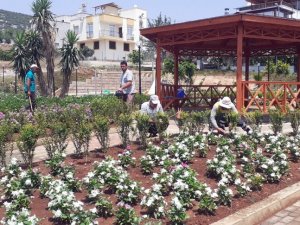 Kozan’da parklara bayram bakımı