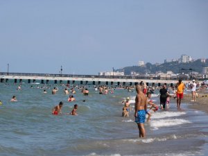 Kavurucu sıcaklarda vatandaşlar sahillere akın etti