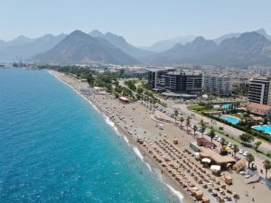 Antalya’da tatilciler sahilleri doldurmaya başladı