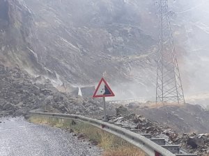 Oltu Artvin yolu heyelan sonucu kapandı