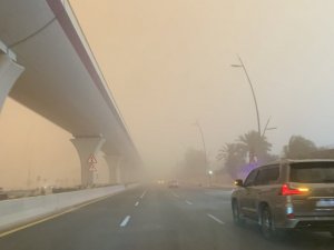 Suudi Arabistan’da kum fırtınası gökyüzünü turuncuya bürüdü