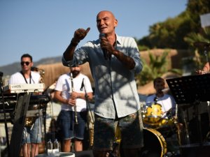 Tatilciler Altay’ın şarkılarıyla coştu