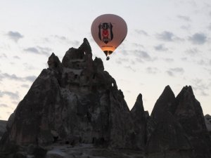 Kapadokya’da gökyüzünde balonların dansı