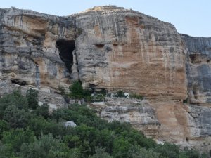 Bin 700 metre yükseklikteki mağara evler ilgi odağı oldu