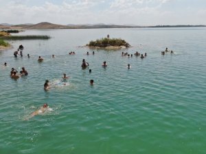 Sivas’ta Antalya plajlarını aratmayan görüntüler