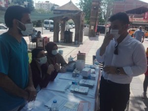 Kaymakam Karaloğlu, vatandaşları aşı olmaları için ikna ediyor