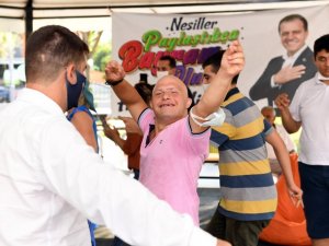 Mersin’de vefa ve eğlence dolu bayram kutlaması