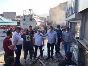 Vali Gürel, market deposundaki yangını söndürme çalışmalarını inceledi