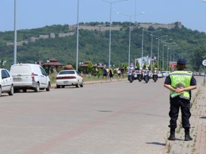 Belde girişinde kuyruklar oluştu, turistler adeta akın etti