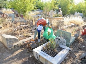 Kurban Bayramı öncesi mezarlıklar temizlendi