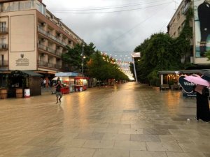 Kosova’da cadde ve sokaklar göle döndü