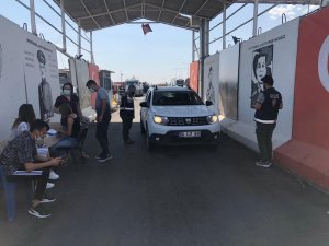 Kızıltepe’de polis kontrol noktasında sürücülerin Covid-19 aşıları yapılıyor