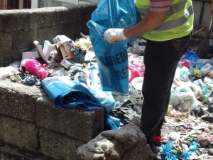 Diyarbakır’da harabe evde  1 ton çöp çıkarıldı