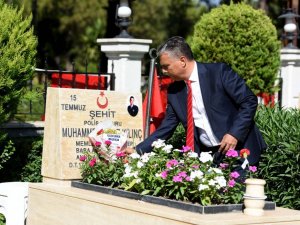 Başkan Uysal, şehit kabirlerini ziyaret edip çiçek bıraktı