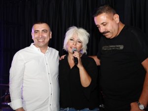 İşadamı Gökhan Reis’in açtığı restoranda İntizar sahne aldı