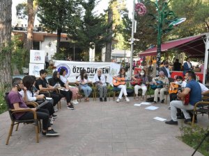 Isparta’da işitme engelli gençlerden konser