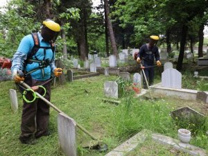 Başiskele’de mezarlıklar bayrama hazır
