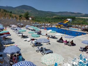 Sıcaktan bunalan Bilecikliler havuza akın etti