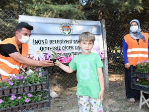 İnönü Belediyesi mezarlıklarda çiçek dağıttı