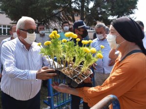 11 bin çiçek fidesi, 3 bin kişiye kavurma dağıtıldı