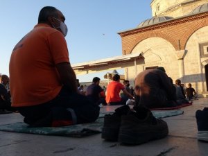 Tarihi Kale Cami’de bayram namazı
