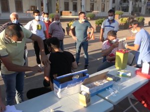 Bayram namazı sonrası vatandaşlar Covid-19 aşısı oldu