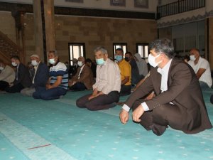 Malazgirt’te bayram namazı pandemi tedbirleri çerçevesinde kılındı