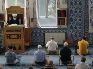 Uşak’ta sosyal mesafeli bayram namazı kılındı