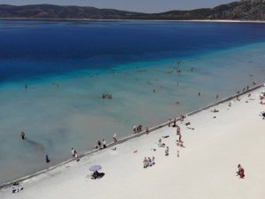 Salda Gölü’nde bayram tatili yoğunluğu