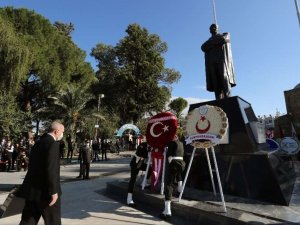 Cumhurbaşkanı Erdoğan, Lefkoşa’da Atatürk Anıtı’na çelenk bıraktı