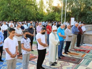 Güder, bayram namazını Battalgazililerle birlikte kıldı