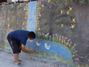 Bahçe duvarları tuvali oldu