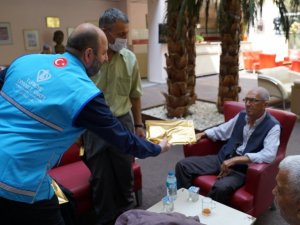 TDV’den huzurevi sakinlerine bayram ziyareti