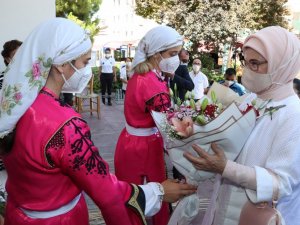 Emine Erdoğan, Girne Belediyesi Sosyal Yaşam Merkezi’ni ziyaret etti