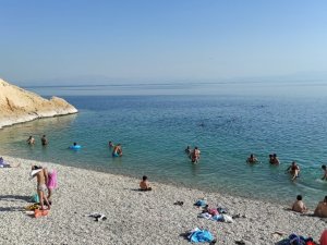 Bayram tatilini Van Gölü’nün serin sularında geçiriyorlar
