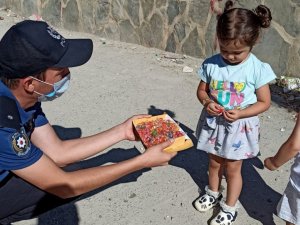 Polis ekiplerinden çocuklara bayram şekeri
