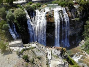 Yeniden ziyarete açılan Tortum Şelalesine bayramda ziyaretçi akını