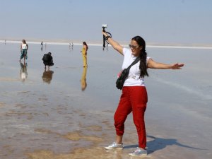 Tuz Gölü’nde yürüme turizmi bayramda da sahillerdeki yoğunluğu aratmadı