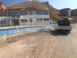 Hakkari belediyesi kurban kesim yerlerini ilaçladı