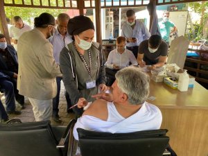 Önce bayramlaştılar, sonra aşı oldular