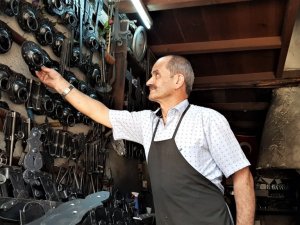 Demirciler Çarşısı’ndaki son ustaları mesleklerinin kaybolmasından korkuyor
